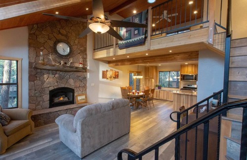 Pine Cabin | Elk Crossing Retreat, Family & Couples staycation!, 3 Decks, 3000+ square feet