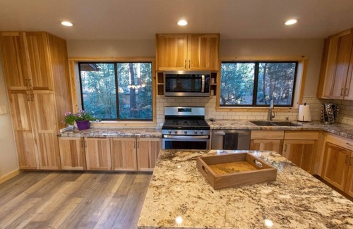 Pine Cabin | Elk Crossing Retreat, Family & Couples staycation!, 3 Decks, 3000+ square feet