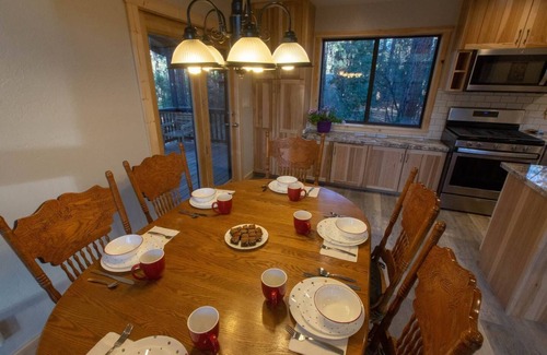 Pine Cabin | Elk Crossing Retreat, Family & Couples staycation!, 3 Decks, 3000+ square feet