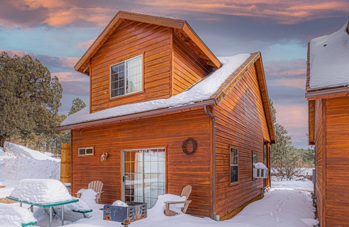Christopher Creek Cabin | Elk Hollow Cabin with CHARM Backs National Forest, WIFI, stocked kitchen, BBQ