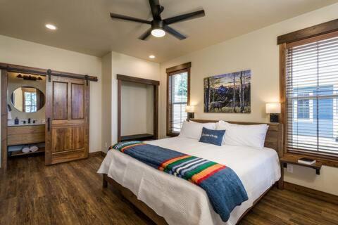 Lakeside House | Elk Ridge Village 401A Cozy Cabin with views of Flathead Lake and the mountains