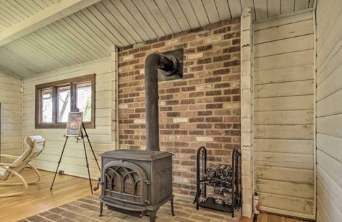 Elkton Cabin | Elk River Cabin - 13 Acres, Water Views, & Hot Tub