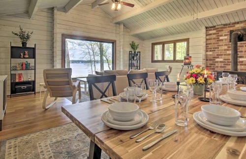 Elkton Cabin | Elk River Cabin - 13 Acres, Water Views, & Hot Tub