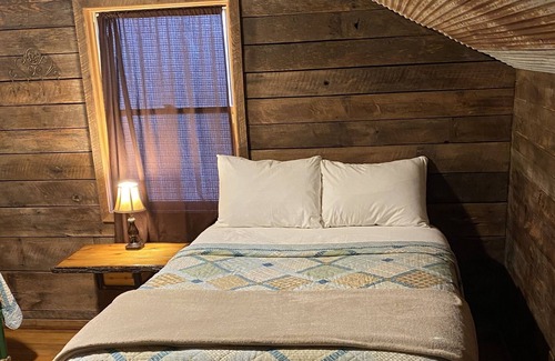 Ponca Cabin | Elkhorn Cabin. 1800’s finishes with modern luxuries.