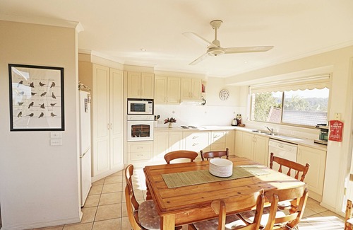 Merimbula Cabin | Ella Bleu: 3 bedroom home, so close to town.