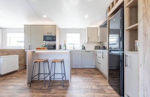 Woodhall Spa Cabin | Ella Lodge - Luxury lakeside lodge with hot tub