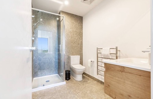 Greenlane - Ellerslie Apartment | Ellerslie Escape: 2BR + Balcony!