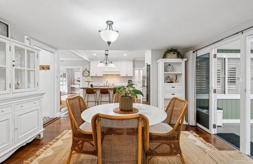 Coffs Harbour House | Ellie's Cottage Escape - Sleeps 8, Spa, Pizza Oven