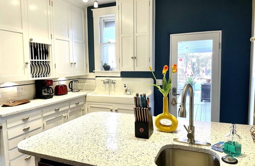 Downtown Santa Fe Villa | Elliot Barker Estate for Large Groups Stroll to Canyon Rd & Plaza