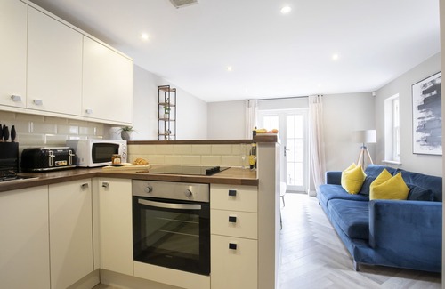 Cheltenham Apartment | Elliot Oliver - 2 Bedroom Garden Apartment With Parking