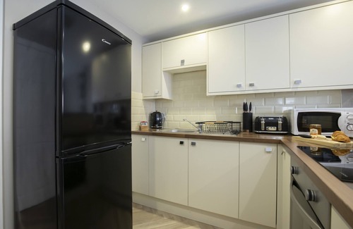 Cheltenham Apartment | Elliot Oliver - 2 Bedroom Garden Apartment With Parking