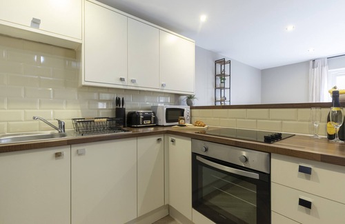 Cheltenham Apartment | Elliot Oliver - 2 Bedroom Garden Apartment With Parking