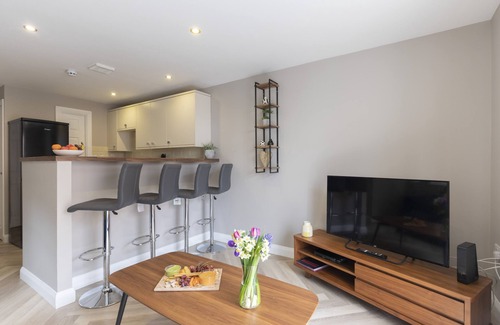 Cheltenham Apartment | Elliot Oliver - 2 Bedroom Garden Apartment With Parking