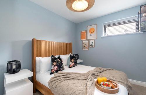 Gloucester Apartment | Elliot Oliver - Beautiful Two Bedroom Apartment With Parking in The Docks