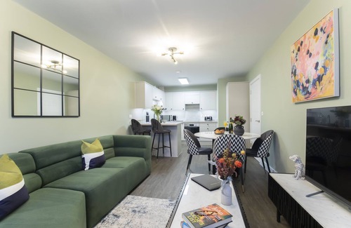 Cheltenham Apartment | Elliot Oliver - Deluxe Two Bedroom Apartment With Parking & EV Charger