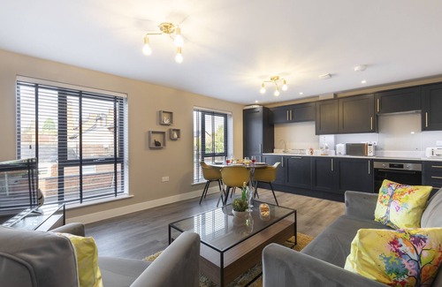 Gloucester Apartment | Elliot Oliver - Luxurious 2 Bedroom Apartment With Parking