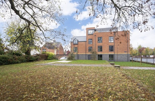 Gloucester Apartment | Elliot Oliver - Luxurious 2 Bedroom Apartment With Parking