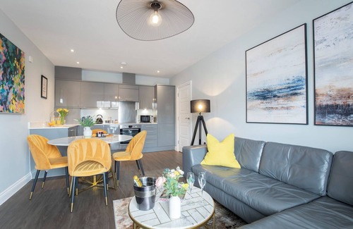 Gloucester Apartment | Elliot Oliver -Stylish 2 Bedroom Apartment With Parking In The Docks