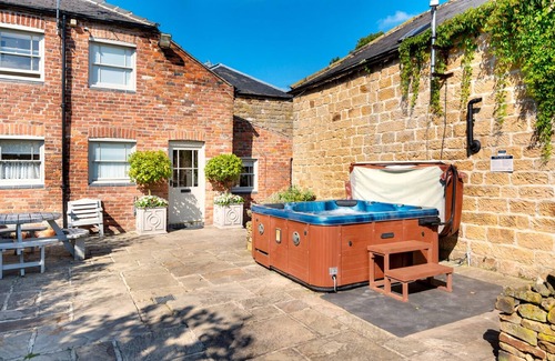 Alfreton House | Elliott House - 4 bedroom property with hot tub