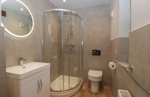 Dumbleton Cottage | ELM END, family friendly, with a garden in Tewkesbury