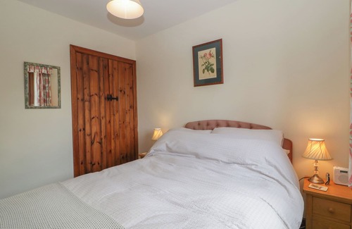 Dumbleton Cottage | ELM END, family friendly, with a garden in Tewkesbury