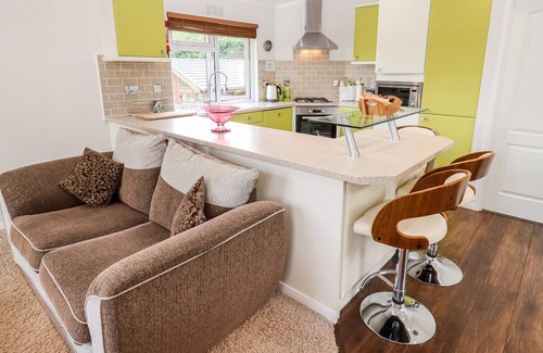 Longhope Cottage | ELM LODGE, family friendly, with a garden in Glasshouse