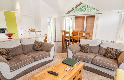 Longhope Cottage | ELM LODGE, family friendly, with a garden in Glasshouse