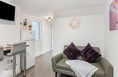Brent Cross Apartment | Elms Suite