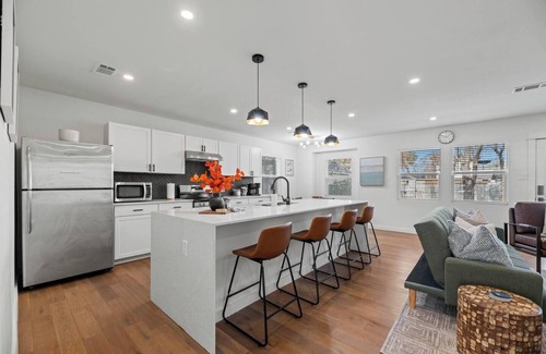 Oak Cliff House | Elmwood Escape/Cozy Modern 3BD