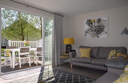 South Cerney Cabin | Elouera, 21 Isis Lake