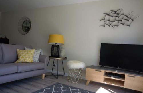 South Cerney Cabin | Elouera, 21 Isis Lake