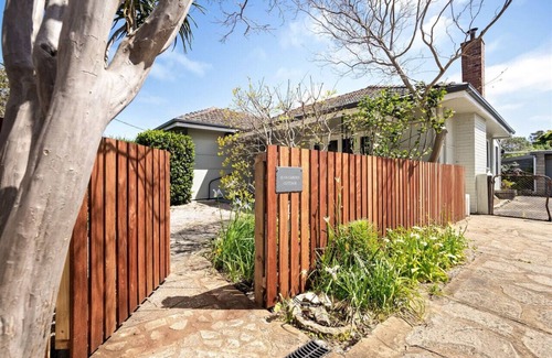 Margaret River Apartment | Elva Garden Cottage | Dog Friendly | Town Central