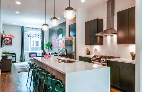Nashville House | Elvis-themed 13 Beds Rooftop City Views