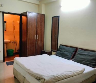 New Delhi Hotel | EM Home Stay @ Near Tughlakabad Metro Station
