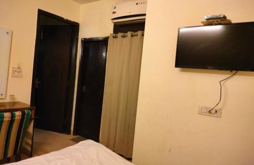 New Delhi Hotel | EM Home Stay @ Near Tughlakabad Metro Station