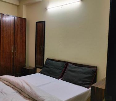 New Delhi Hotel | EM Home Stay @ Near Tughlakabad Metro Station
