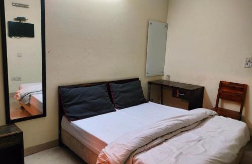 New Delhi Hotel | EM Home Stay @ Near Tughlakabad Metro Station
