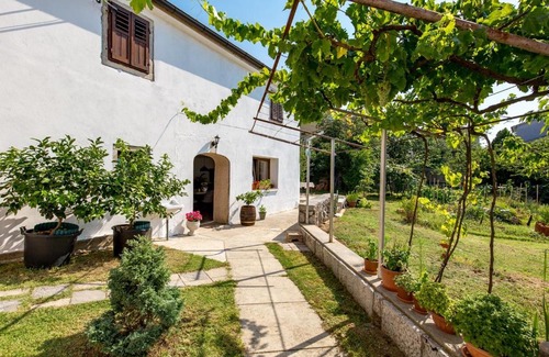 Sarsoni Apartment | Ema