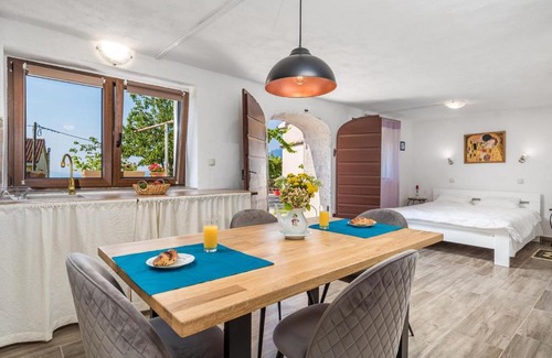 Sarsoni Apartment | Ema