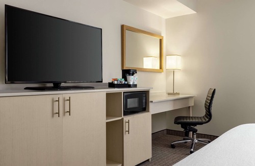 Dupont Hotel | Embassy Suites by Hilton Denver International Airport