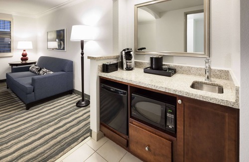 Tampa Hotel | Embassy Suites by Hilton Tampa Brandon