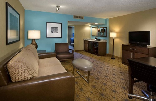 Waldron Hotel | Embassy Suites by Hilton Kansas City International Airport