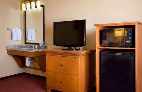 Waldron Hotel | Embassy Suites by Hilton Kansas City International Airport