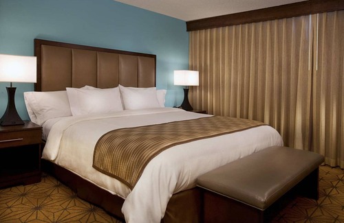 Waldron Hotel | Embassy Suites by Hilton Kansas City International Airport