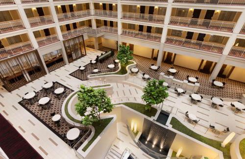 Downtown Chicago Hotel | Embassy Suites Chicago - Downtown River North