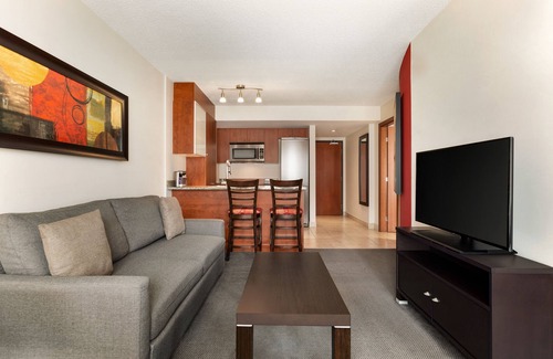 International District Hotel | Embassy Suites Montréal by Hilton