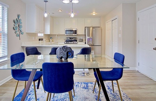Fairburn House | Embellished Sapphire Home 10 mins to Atl Airport