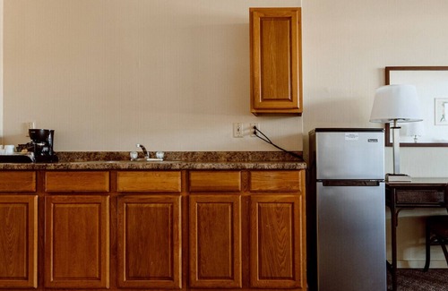 Kahului Hotel | Embrace a Pet-Welcome Retreat! Near the Shores of Ho’aloha Beach!