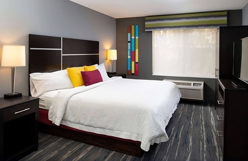 Glenwood Springs Hotel | Embrace Glenwood Springs! Pool, Free Breakfast, Pets Allowed, Free Parking!