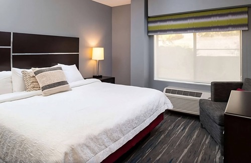 Glenwood Springs Hotel | Embrace Glenwood Springs! Pool, Free Breakfast, Pets Allowed, Free Parking!